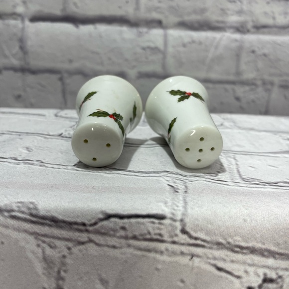 Vintage Lefton Christmas Holly Berries Salt & Pepper Shaker Set - Picture 2 of 6